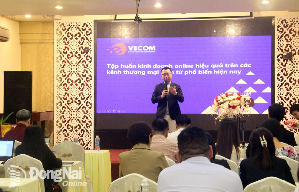 Đại diện Hiệp hội Thương mại điện tử Việt Nam (Vecom) chia sẻ, trình bày các nội dung, chuyên đề tại chương trình tập huấn. Ảnh: Hoàng Hải