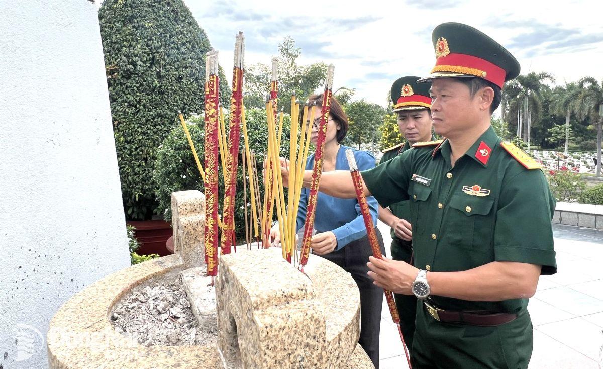 Đại tá Nguyễn Văn Thủy, Phó tư lệnh Binh chủng Đặc công dâng hương viếng liệt sĩ tại Nghĩa trang liệt sĩ tỉnh. Ảnh: Nguyệt Hà