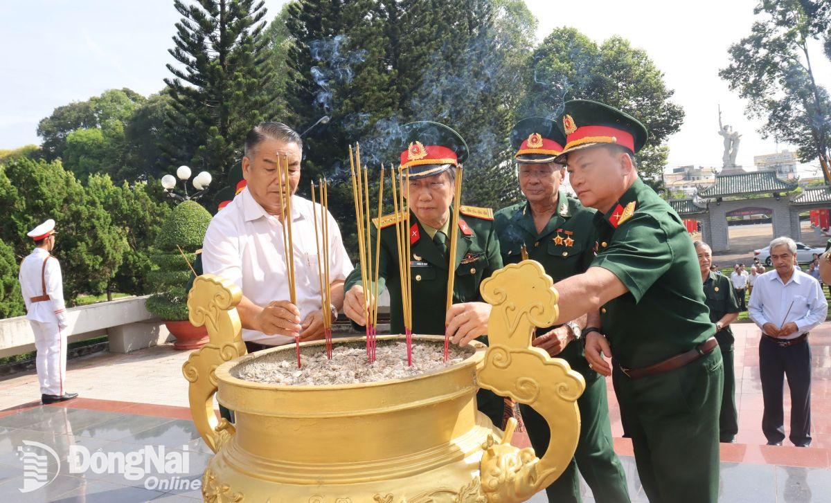 Lãnh đạo Trung ương Hội và Tỉnh hội Hỗ trợ gia đình liệt sĩ dâng hương Đài tưởng niệm liệt sĩ. Ảnh: Nguyệt Hà