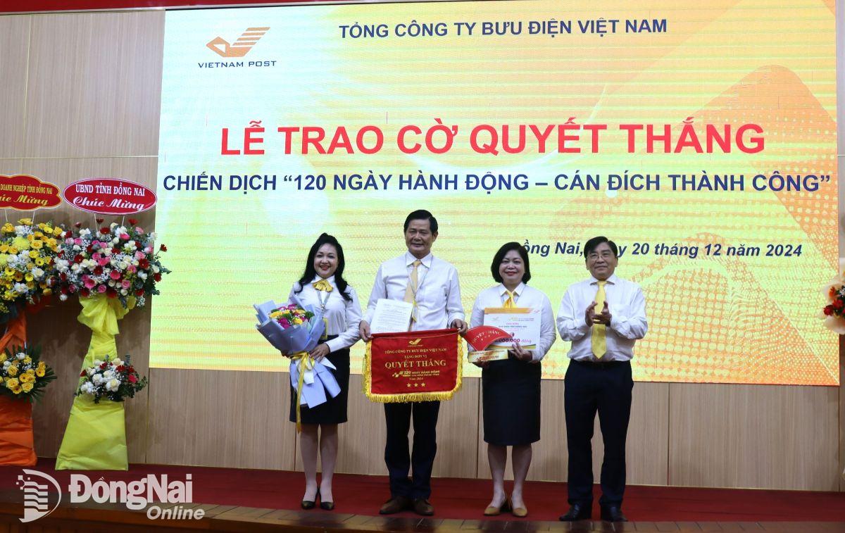 Lãnh đạo Tổng công ty Bưu điện Việt Nam trao Cờ Quyết thắng cho Bưu điện tỉnh. Ảnh: Nguyệt Hà