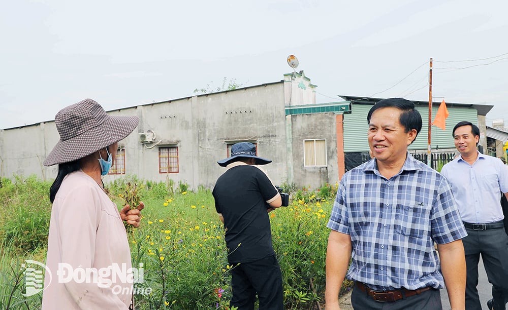 Người dân tích cực tham gia thực hiện các tiêu chí khu dân cư kiểu mẫu tại xã Long Thọ, huyện Nhơn Trạch. Ảnh: B.NGUYÊN