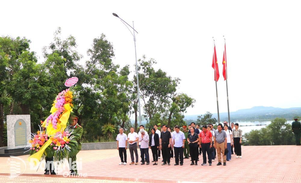 Đoàn khảo sát dâng hương tại Tượng đài chiến thắng La Ngà, xã La Ngà, huyện Định Quán. Ảnh: Ngọc Liên