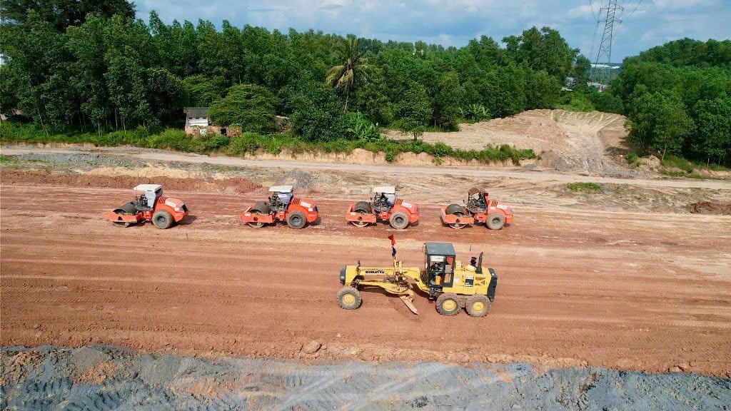 Chủ tịch UBND tỉnh yêu cầu thực hiện“5 quyết tâm”, “5 đảm bảo” trong giải ngân vốn đầu tư công năm 2025. Ảnh: Thi công cầu Thống Nhất thuộc Dự án đường trục trung tâm thành phố Biên Hòa. Ảnh: Phạm Tùng