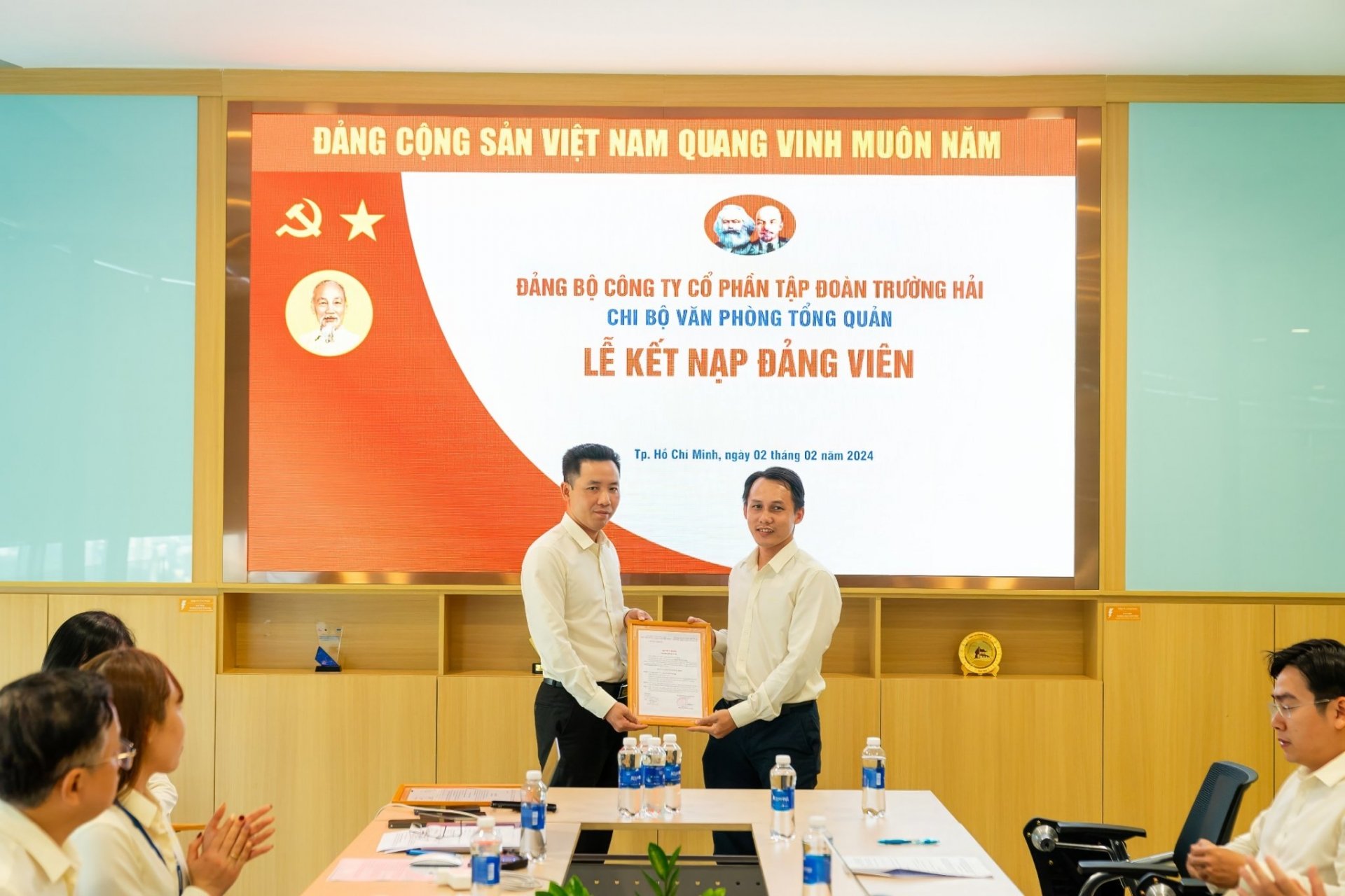 Kết nạp đảng viên mới ở Đảng bộ Công ty cổ phần tập đoàn Trưởng Hải, thuộc Đảng bộ Khối doanh nghiệp tỉnh. Ảnh: ĐVCC