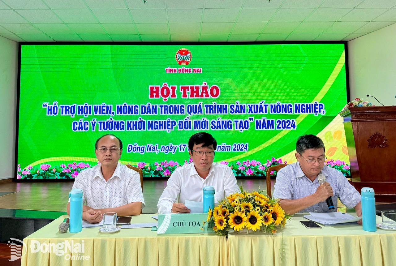 Lãnh đạo Hội Nông dân tỉnh, Sở Nông nghiệp và phát triển nông thôn, Sở Khoa học công nghệ trả lời các câu hỏi của hội viên, nông dân liên quan đến khởi nghiệp. Ảnh: Lê Quyên