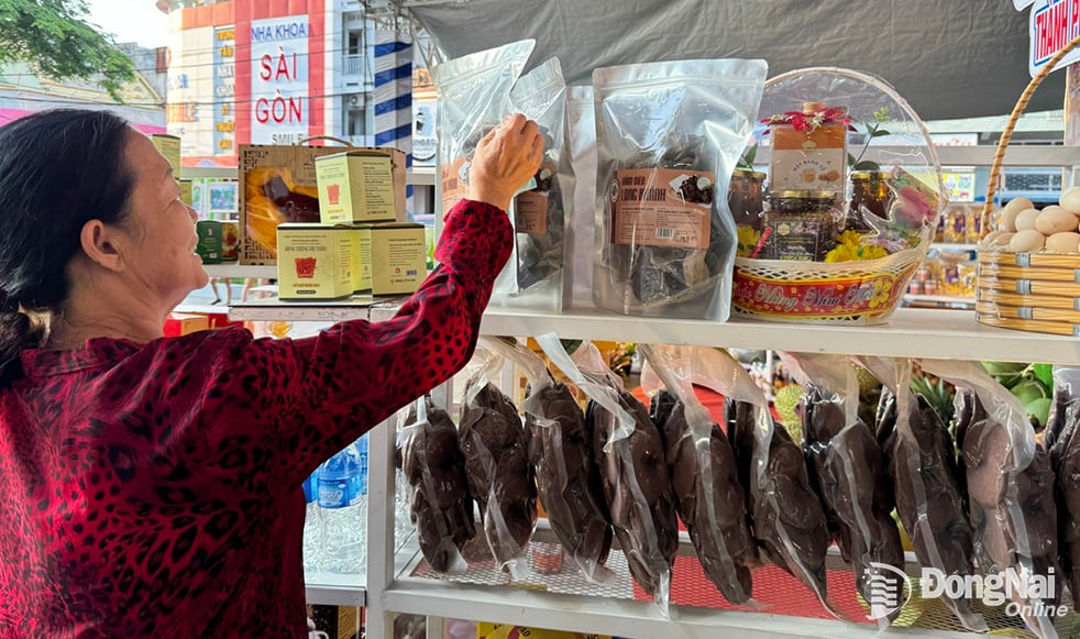 Quầy trưng bày nông sản an toàn của thành phố Long Khánh tại Lễ hội Trái cây Long Khánh năm 2024. Ảnh: B.Nguyên