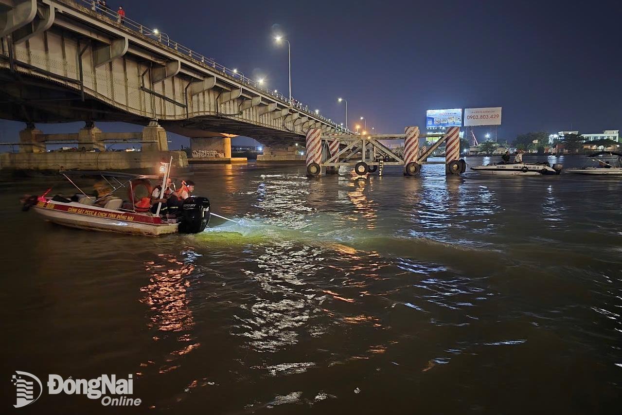 Lực lượng cứu nạn, cứu hộ xác định vị trí xe ô tô 4 chỗ bị chìm. Ảnh: Đăng Tùng