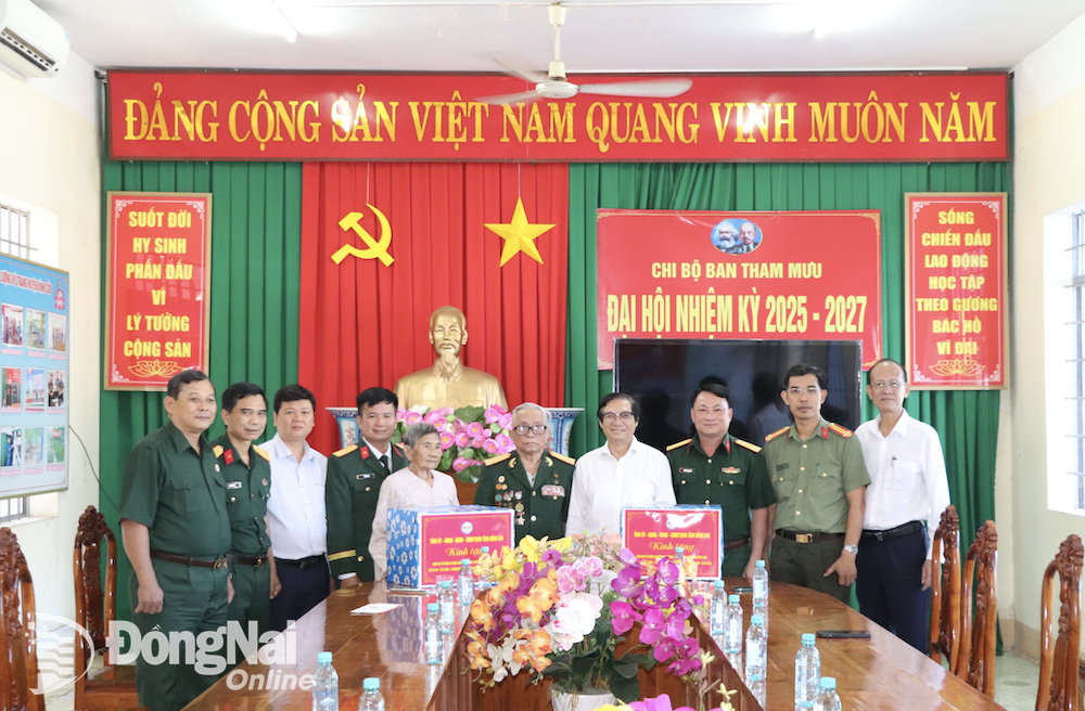 Lãnh đạo tỉnh thăm, tặng quà Bà mẹ Việt Nam anh hùng Hồ Thị Vàng và Anh hùng lực lượng vũ trang nhân dân Lê Duy Chín (huyện Vĩnh Cửu). Ảnh: Hải Yến