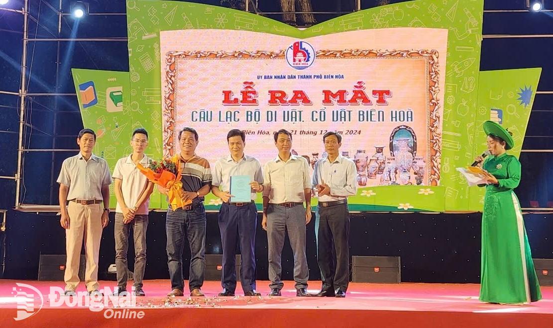 Câu lạc bộ di vật, cổ vật Biên Hòa ra mắt Ban chủ nhiệm tại lễ hội sách. Ảnh: CTV