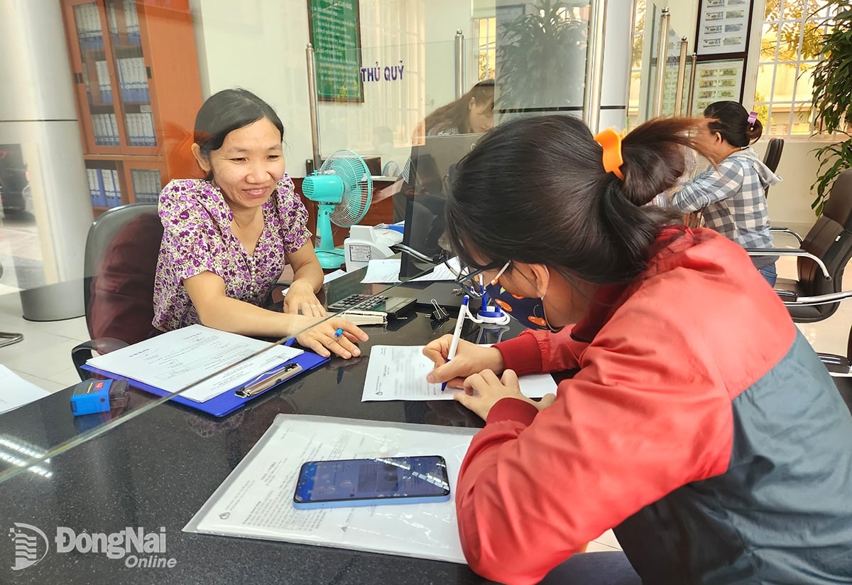 Khách hàng đến làm thủ tục giải ngân vốn vay mua nhà ở xã hội tại trụ sở Ngân hàng Chính sách xã hội chi nhánh Đồng Nai.
