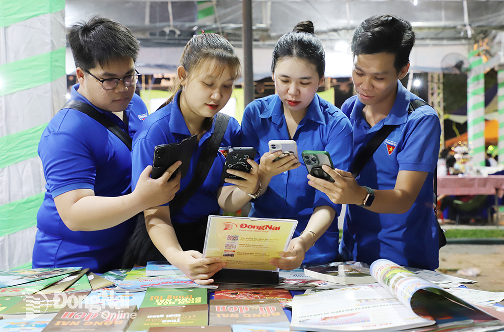 Đoàn viên,
thanh niên quét
mã QR Báo
Đồng Nai tại Lễ
hội Sách thành
phố Biên Hòa
lần thứ I-2024.
Ảnh: M.NY