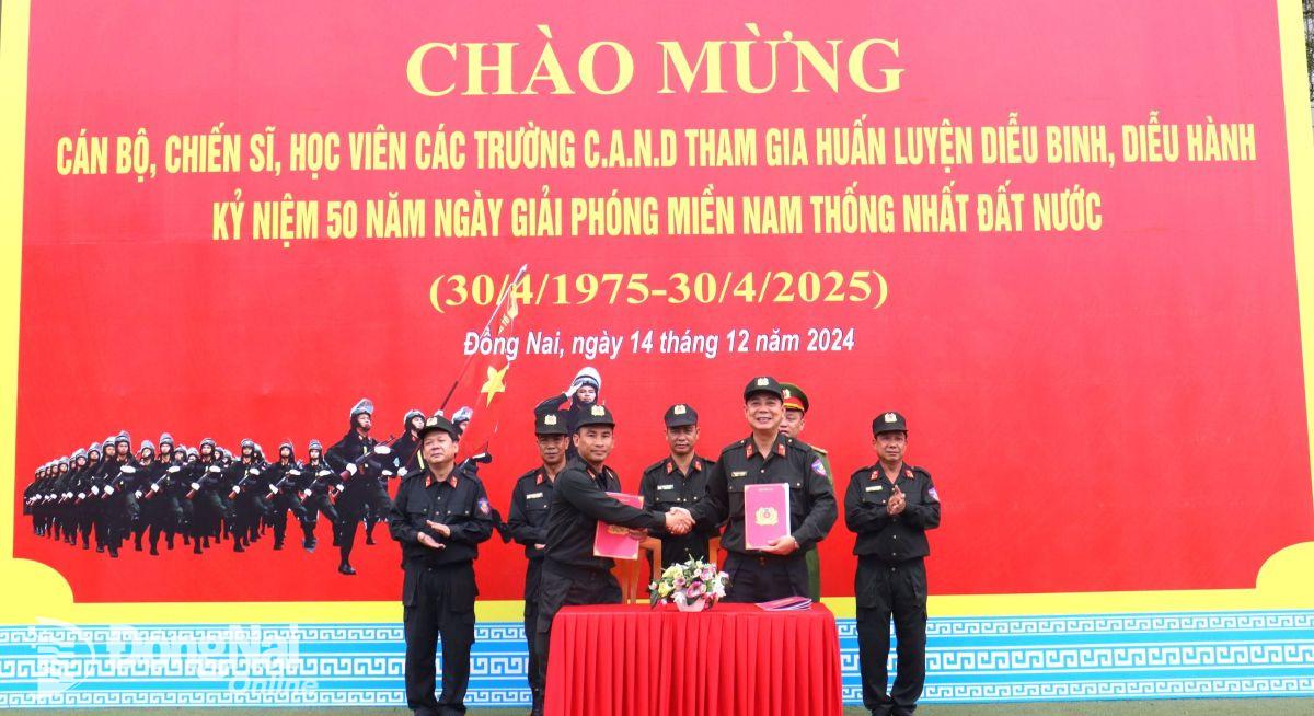 Thủ trưởng Bộ Tư lệnh Cảnh sát cơ động chứng kiến ký bàn giao học viên về huấn luyện diễu binh tại trung tâm. Ảnh: Nguyệt Hà