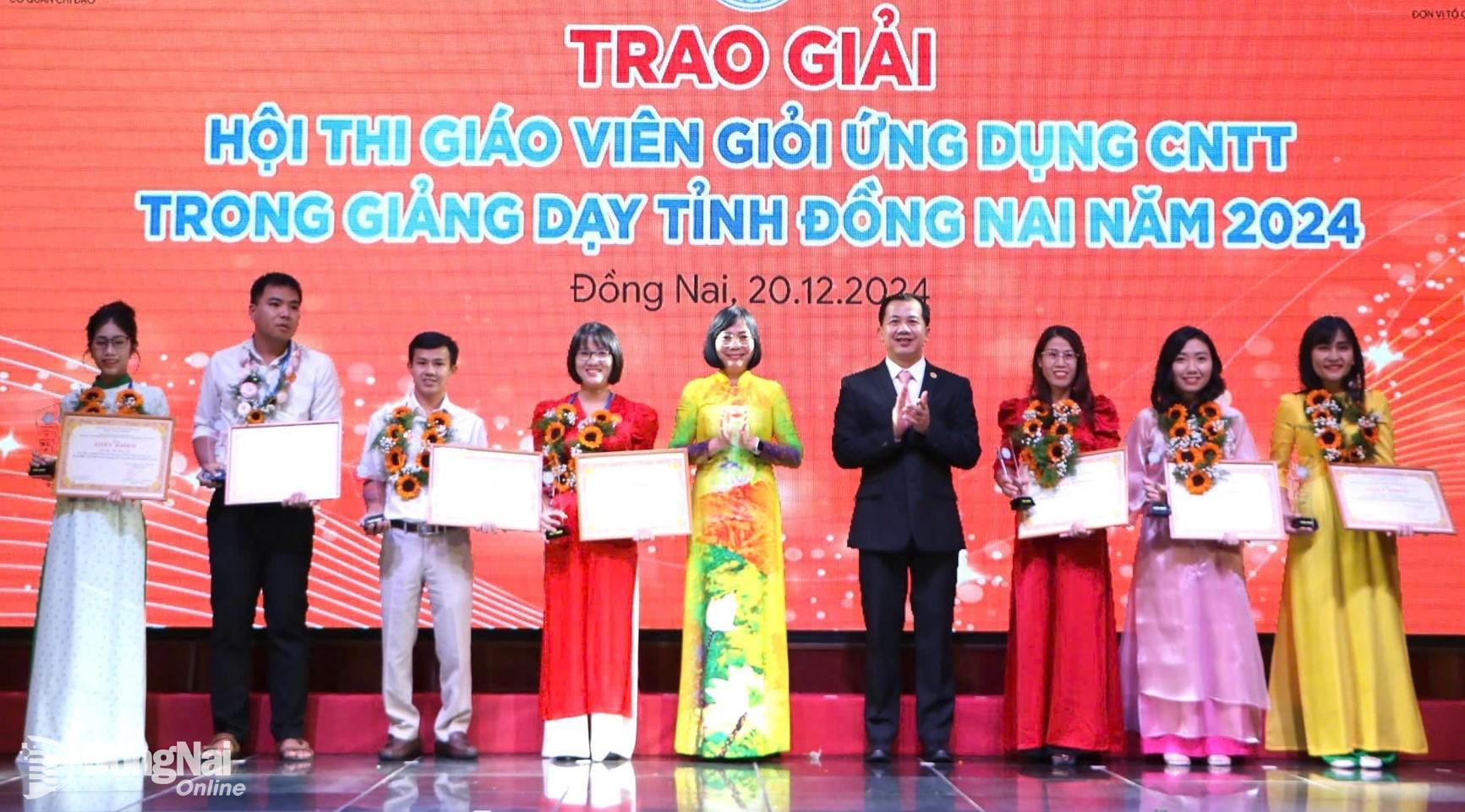 Khen thưởng các giáo viên giỏi ứng dụng công nghệ thông tin trong giảng dạy. Ảnh: T.K.C