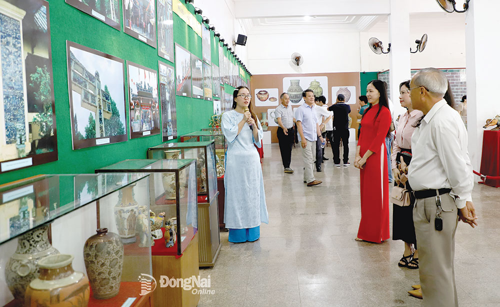 Người dân và du khách tham quan Triển lãm gốm Biên Hòa xưa và nay tại Bảo tàng Đồng Nai. Ảnh: L.Na