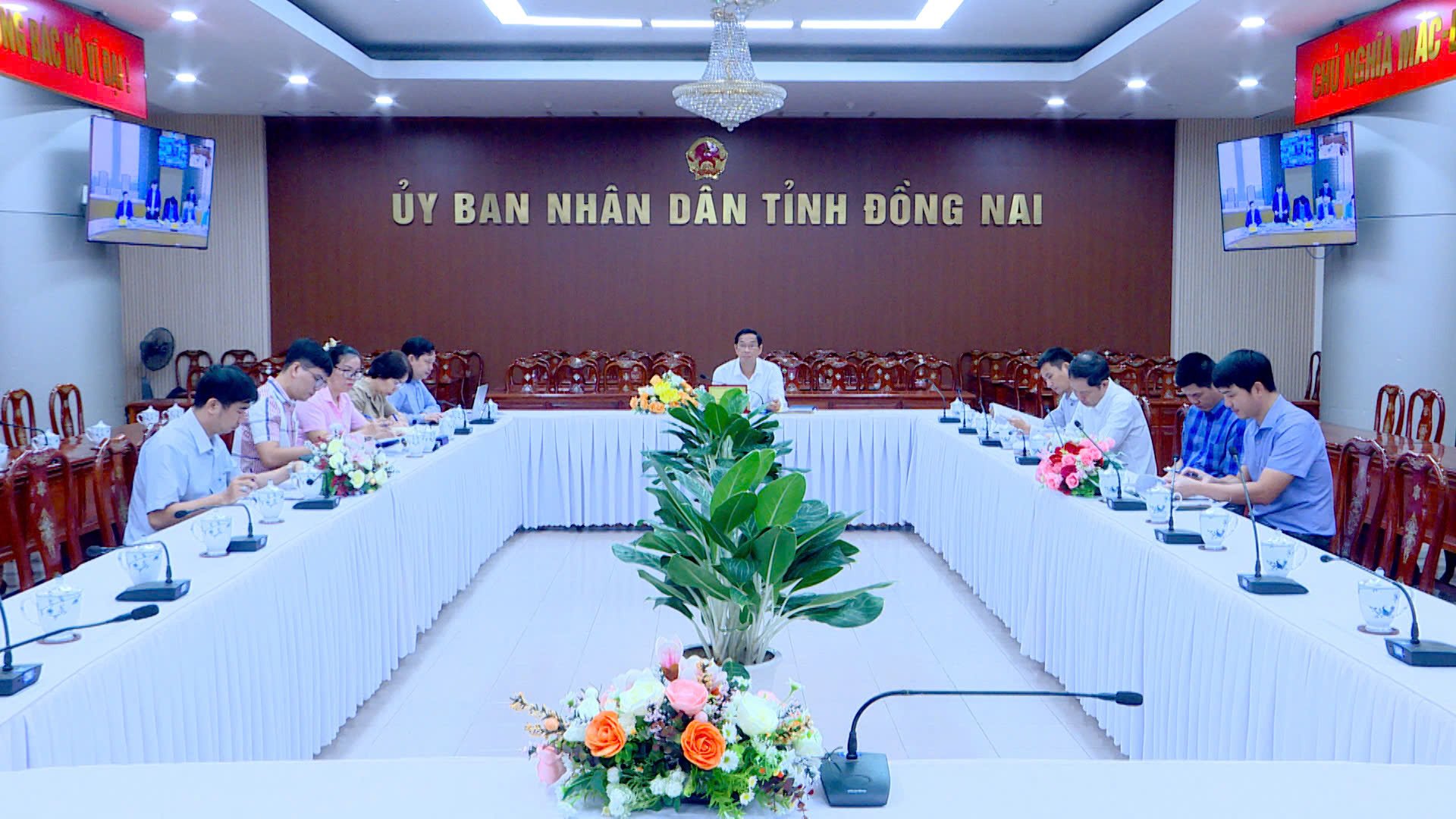 Phó chủ tịch UBND tỉnh Võ Văn Phi chủ trì tại điểm cầu Đồng Nai. Ảnh: B.Nguyên