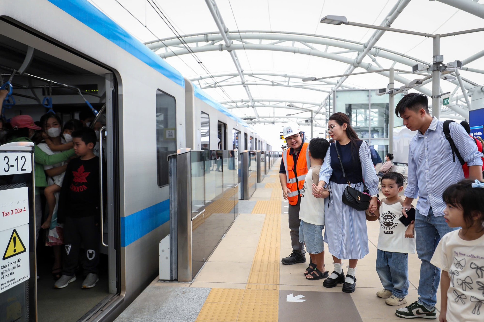 1. Người dân TP.HCM nô nức trải nghiệm tuyến metro số 1 Bến Thành - Suối Tiên _ảnh Nhật Thịnh  (2).jpg