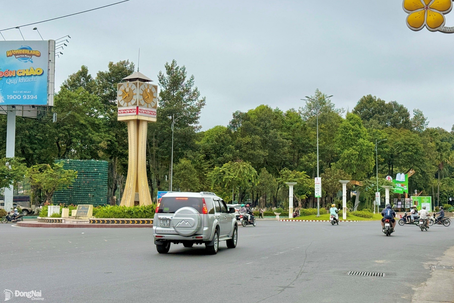 Các xe di chuyển qua vòng xoay Biên Hùng (thành phố Biên Hòa) thuận lợi vào sáng 1-1. Ảnh: Đăng Tùng