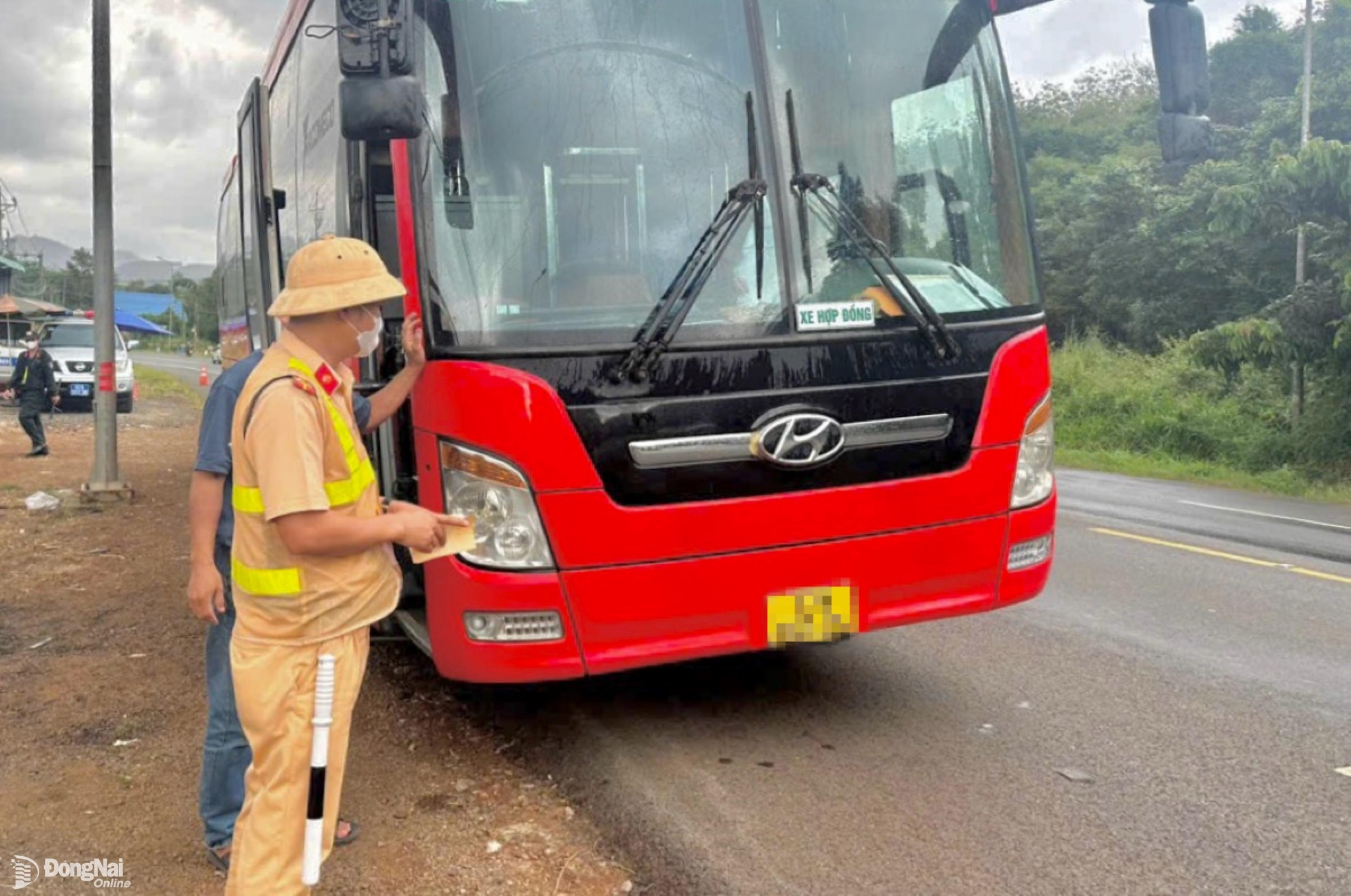 Lực lượng cảnh sát giao thông kiểm tra phương tiện di chuyển trên quốc lộ 56 (huyện Cẩm Mỹ). Ảnh: Đăng Tùng 