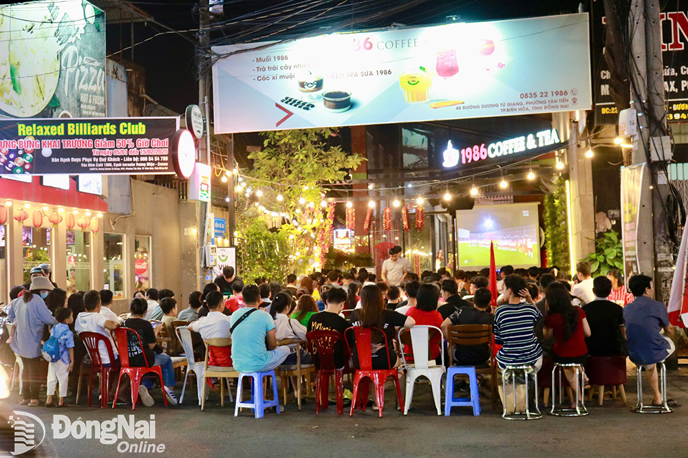 Khán giả chật kín tại một quán cà phê trên đường Dương Tử Giang xem chung kết lượt về ASEAN Cup 2024 