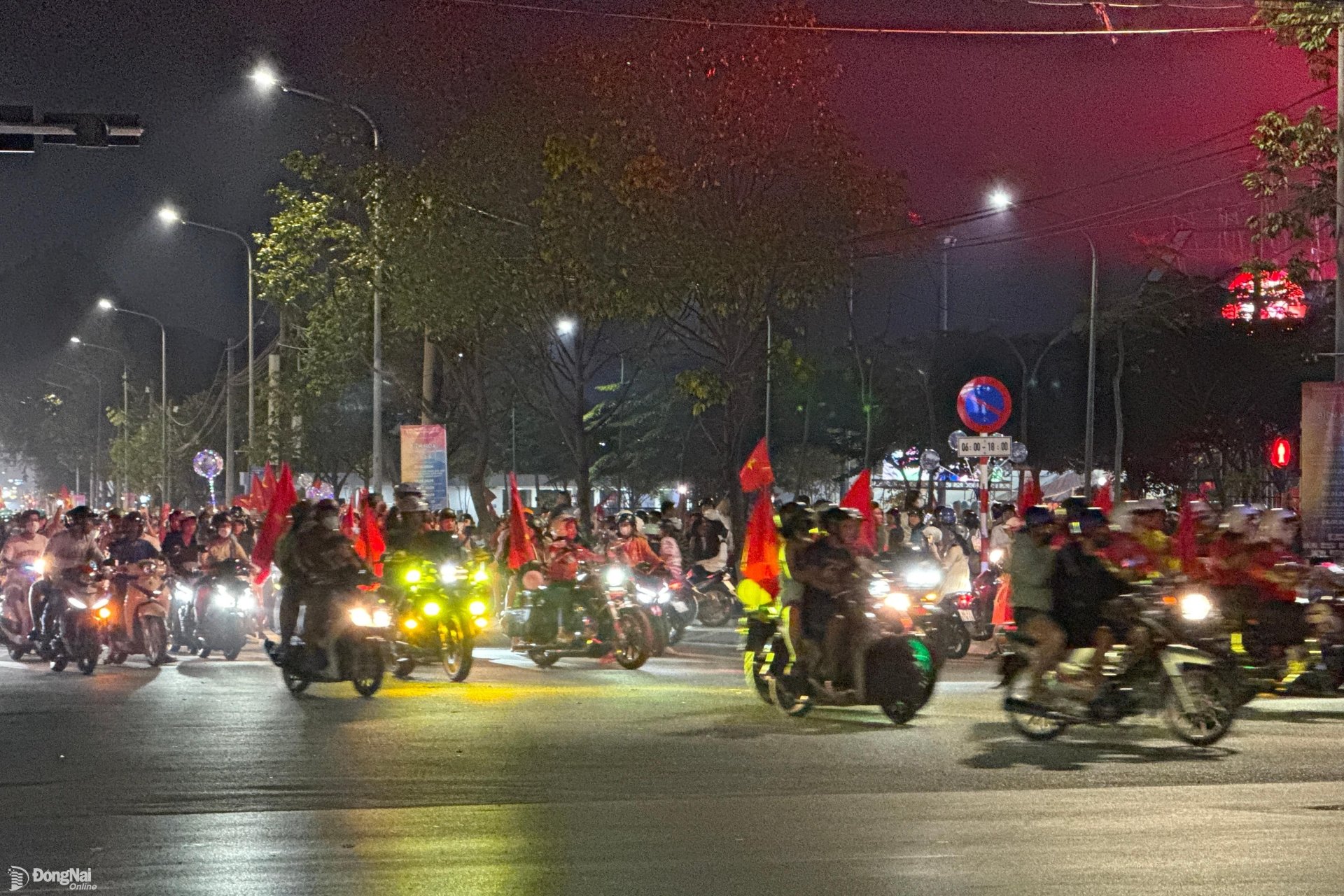 Dòng xe nườm nượp đổ về đường Nguyễn Ái Quốc ăn mừng chiến thắng. Ảnh: Minh Thành 