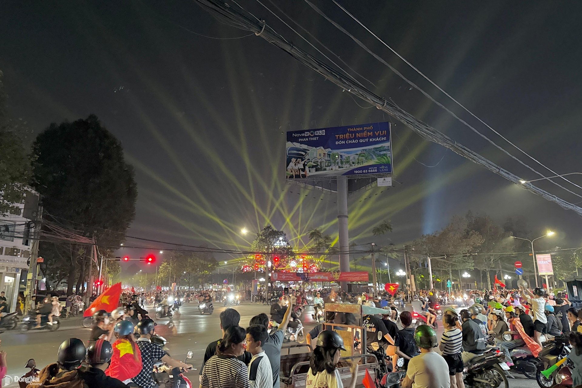 Cờ đỏ sao vàng tung bay trên các tuyến đường của thành phố Biên Hòa khi người dân đổ ra đường ăn mừng chiến thắng của đội tuyển bóng đá Việt Nam. Ảnh: Minh Thành 