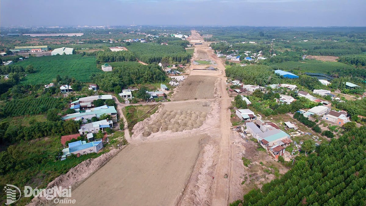 Thi công Dự án địa bàn xã Long Đức, huyện Long Thành. Đường cao tốc Biên Hòa - Vũng Tàu đoạn qua Ảnh: PHẠM TÙNG