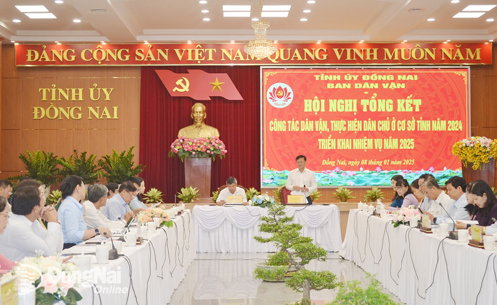 Trưởng ban Dân vận Tỉnh ủy Cao Tiến Dũng gợi ý thảo luận tại hội nghị. Ảnh: Phương Hằng