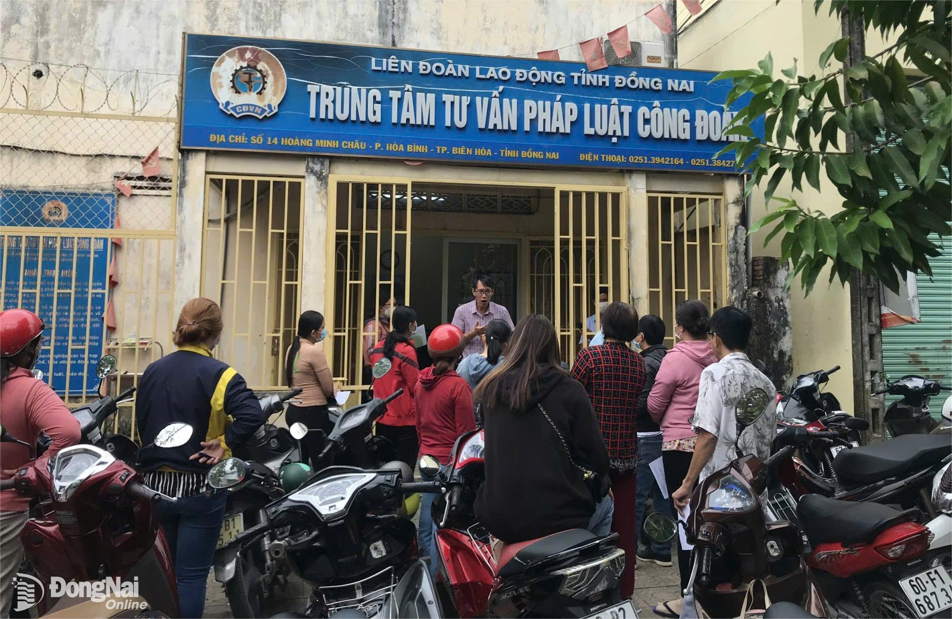 Trung tâm Tư vấn pháp luật Công đoàn tỉnh thuộc Liên đoàn Lao động tỉnh tư vấn, hỗ trợ pháp lý cho người lao động. Ảnh: Thảo My