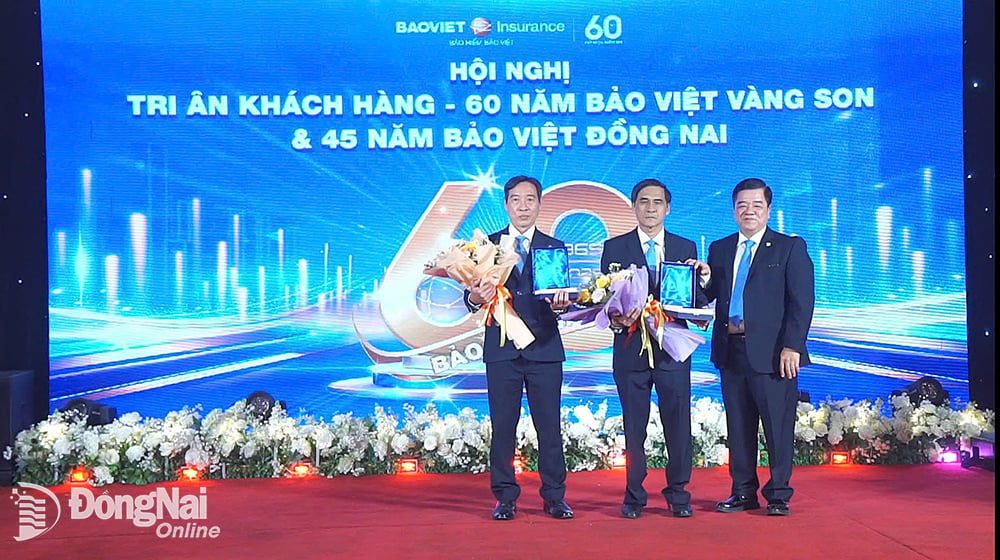 Bảo Việt Đồng Nai trao kỷ niệm chương cho cán bộ, nhân viên gắn bó với công ty từ những ngày đầu thành lập. Ảnh: Minh Tài