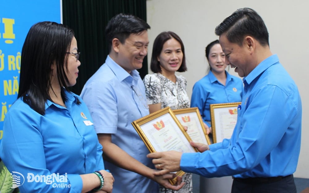 Phó chủ tịch Liên đoàn Lao động tỉnh Huỳnh Phước Sang trao bằng khen cho các tập thể có thành tích xuất sắc trong hoạt động Công đoàn. Ảnh: Lan Mai