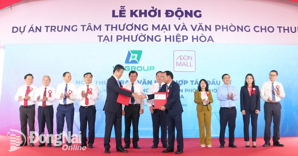 Lãnh đạo tỉnh chứng kiến lễ trao văn kiện hợp tác giữa Công ty CP Tập đoàn Việt Phát và Công ty TNHH Aeon Mall Việt Nam. Ảnh: Phạm Tùng