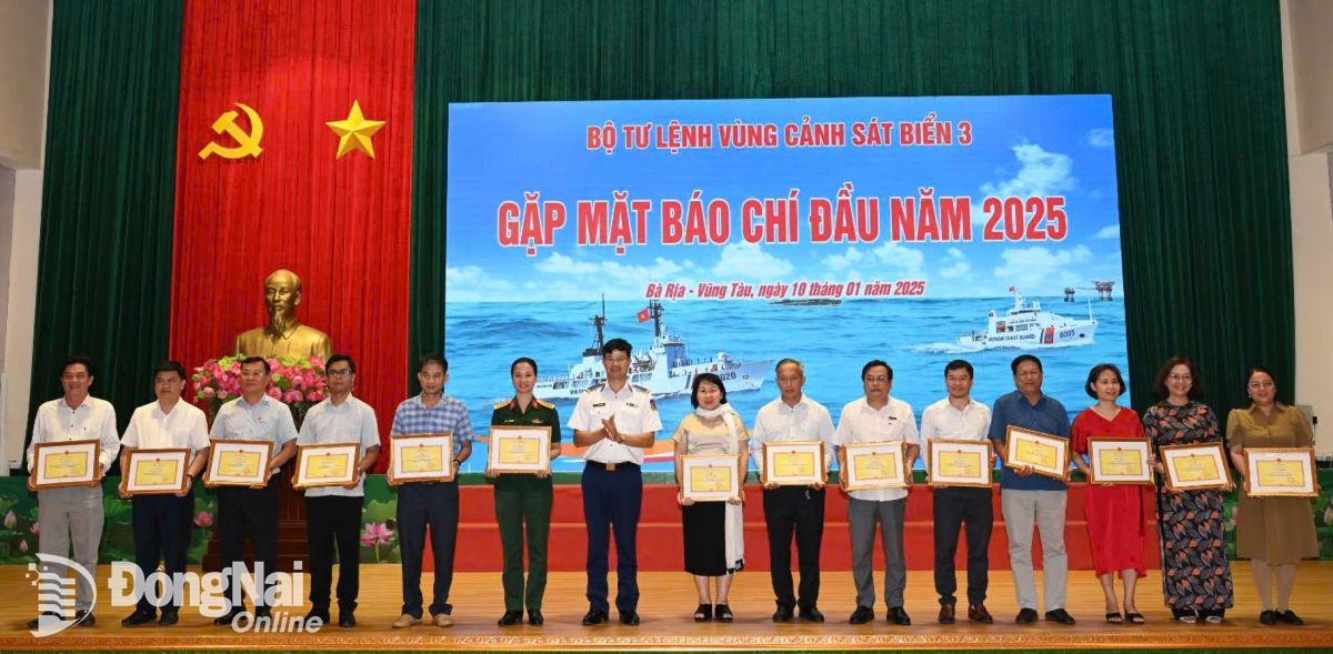 Đại tá Cao Xuân Quân, Phó chính ủy Vùng Cảnh sát biển 3 tặng Giấy khen cho các tập thể. Ảnh: Nguyệt Hà