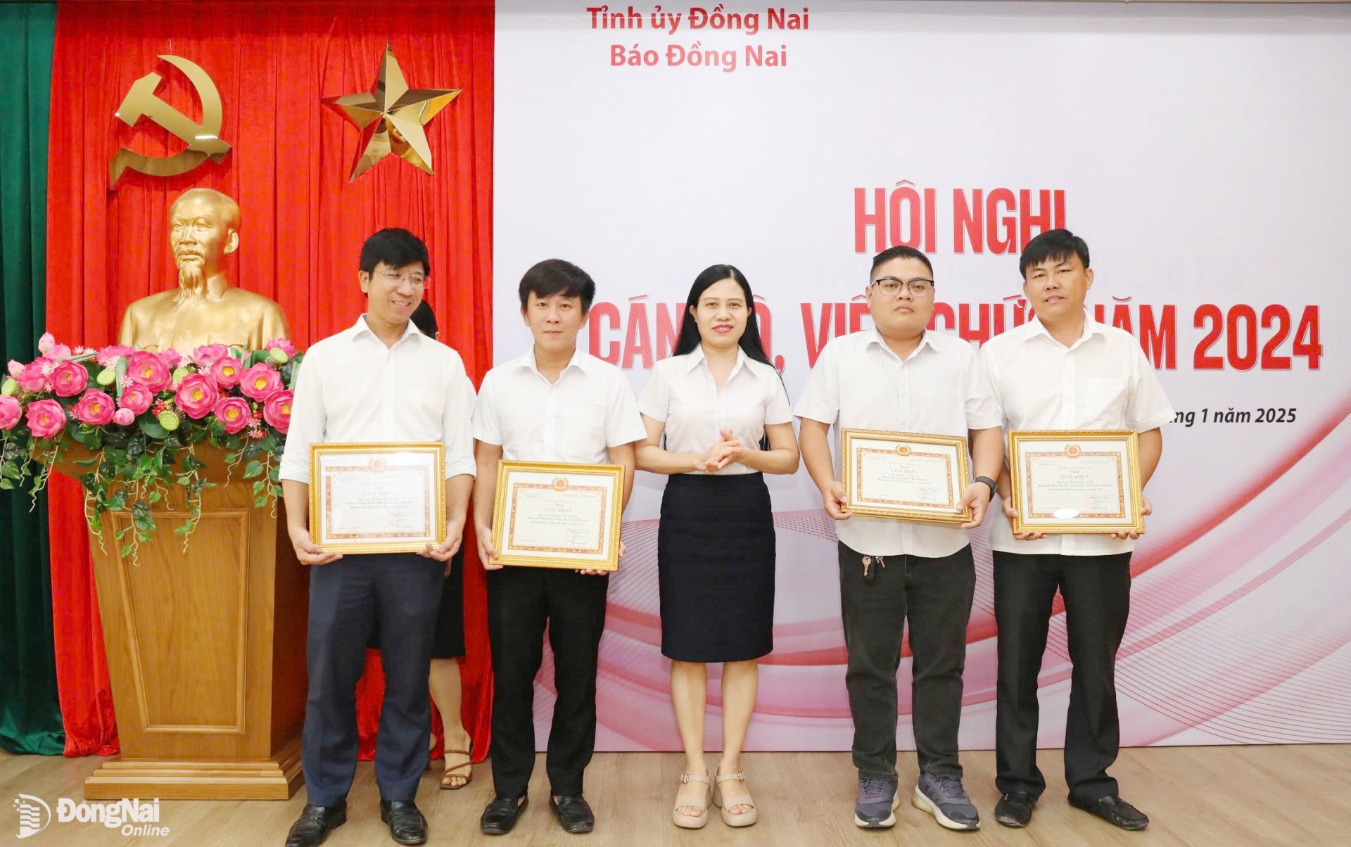 Phó Tổng Biên tập Hoàng Thị Bích Phú khen thưởng các cá nhân đạt danh hiệu Chiến sĩ thi đua cơ sở năm 2024. Ảnh: Huy Anh