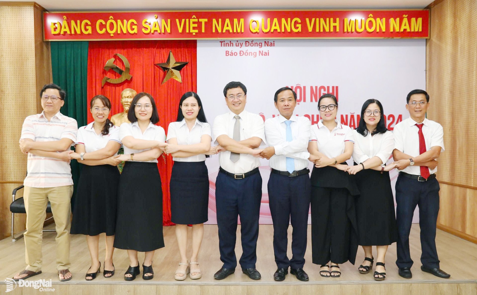 Ban Biên tập và lãnh đạo các phòng, ban Báo Đồng Nai ký kết thi đua năm 2025. Ảnh: Huy Anh