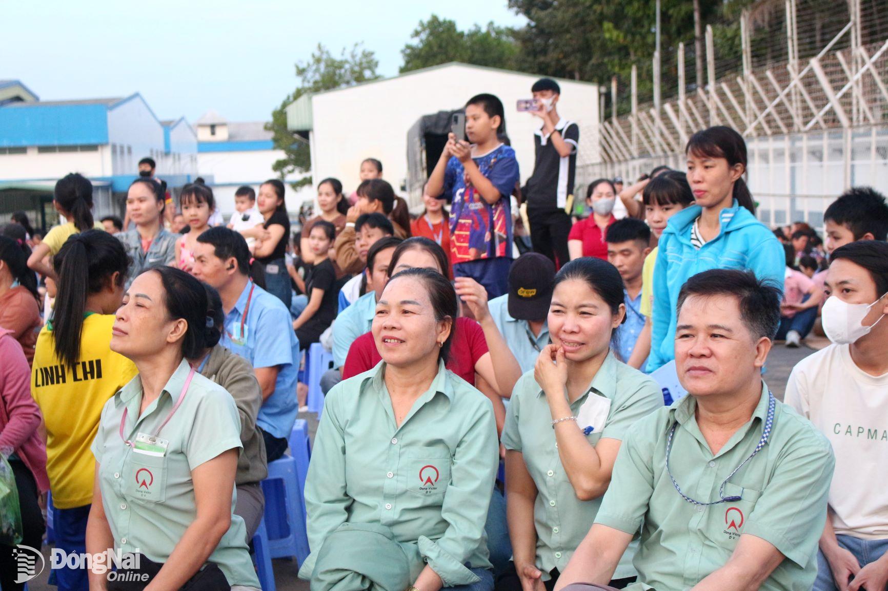 Công nhân phấn khởi tham dự chương trình. Ảnh: N.Hòa