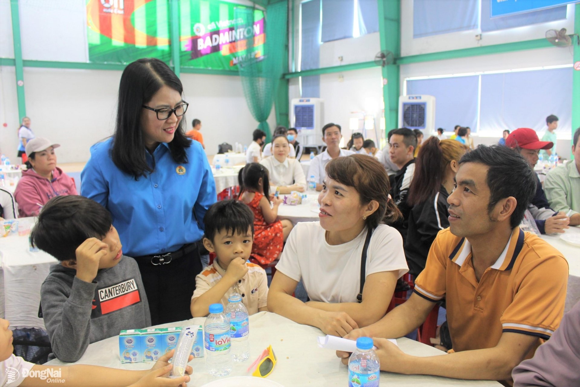 Chủ tịch Liên đoàn Lao động tỉnh Nguyễn Thị Như Ý hỏi thăm đời sống, động viên các gia đình công nhân tại buổi họp mặt. Ảnh: Thảo My