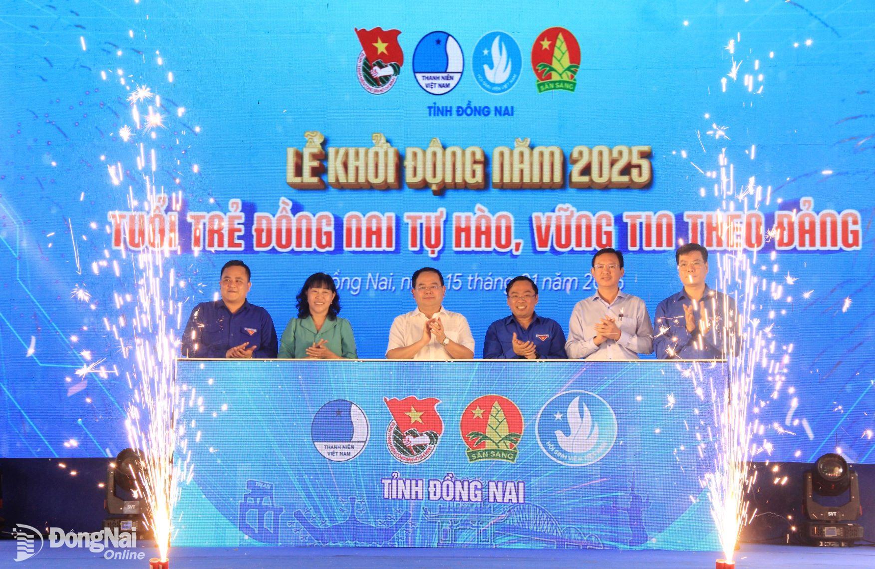 Các đại biểu thực hiện nghi thức khởi động năm 2025. Ảnh: Nga Sơn