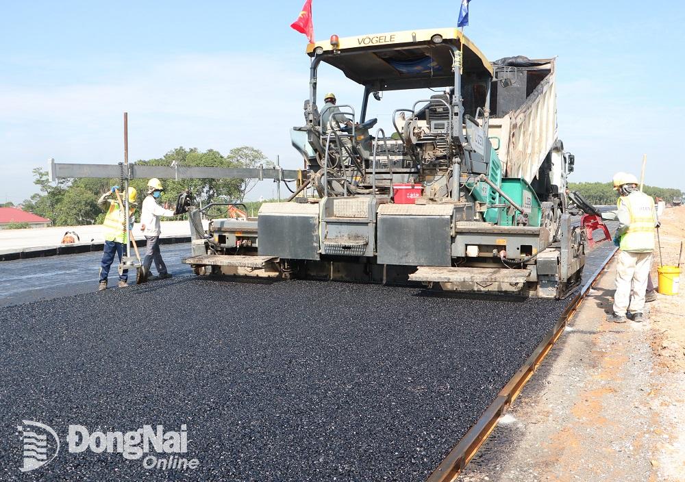 Đây là đoạn tuyến thuộc dự án thành phần 1, Dự án đường cao tốc Biên Hòa - Vũng Tàu đi qua địa bàn xã An Phước, huyện Long Thành. Dự án thành phần 1 do Ban Quản lý dự án đầu tư xây dựng công trình giao thông tỉnh làm chủ đầu tư. Ảnh: Phạm Tùng