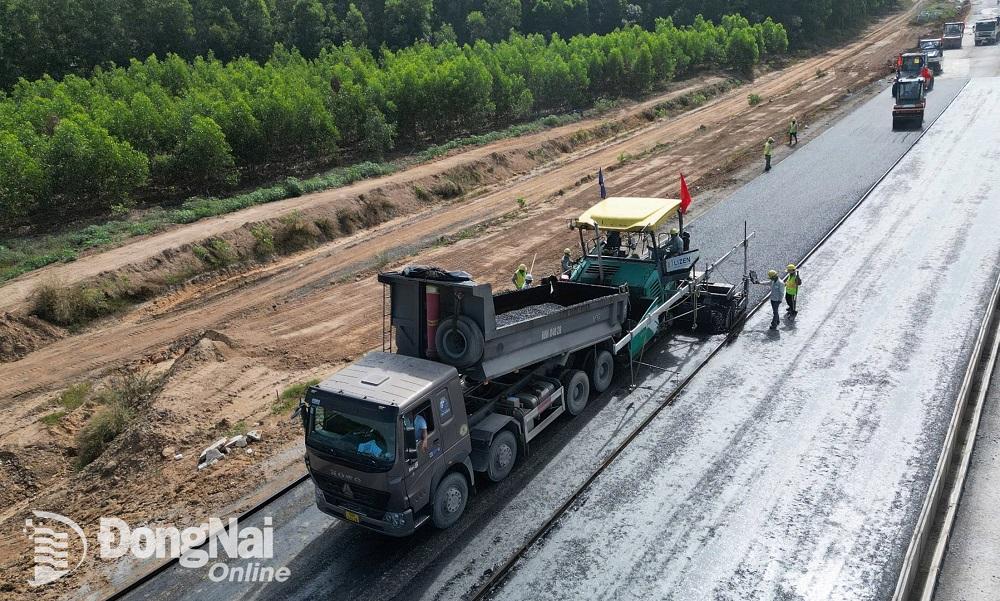 Việc thi công thảm bê tông nhựa sẽ bao gồm 3 lớp. Sau lớp bê tông nhựa rỗng đầu tiên, nhà thầu sẽ thi công tiếp lớp bê tông nhựa C19 với độ dày 7 phân và lớp trên cùng là lớp bê tông nhựa polyme thoát nước dày 5 phân. Ảnh: Phạm Tùng 