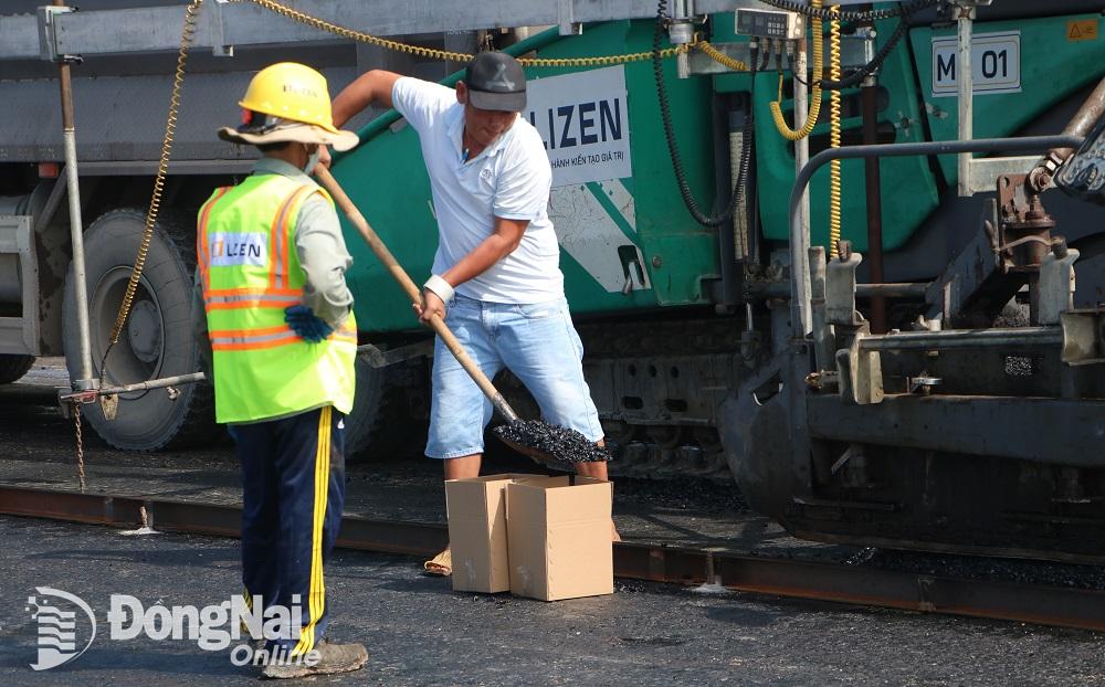 Để giám sát chất lượng của lớp bê tông nhựa, các mẻ bê tông nhựa sẽ được lấy mẫu mang về trạm lưu. Ảnh: Phạm Tùng