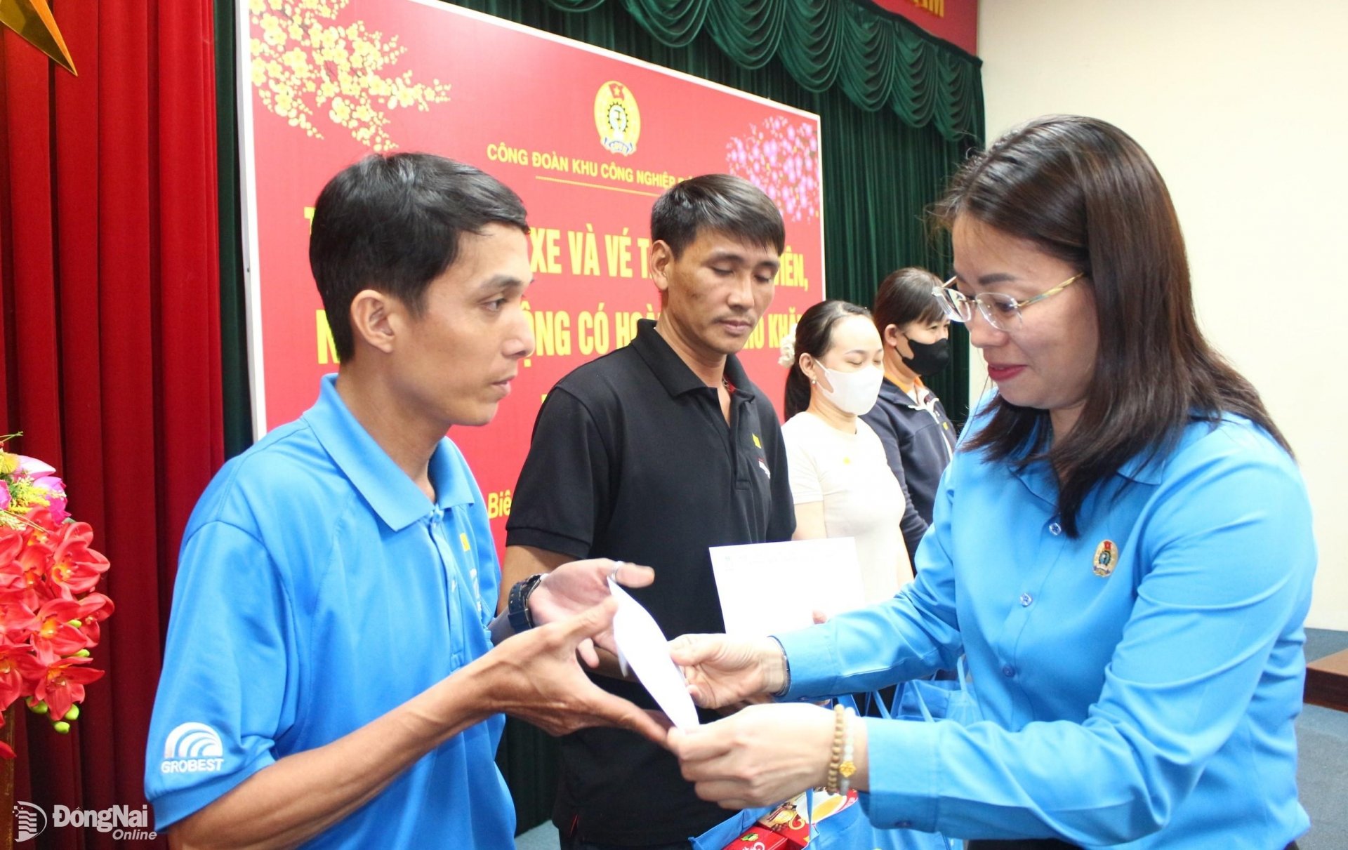 Phó chủ tịch LĐLĐ tỉnh Bùi Thị Nhàn trao quà đoàn viên khó khăn. Ảnh: Thảo My