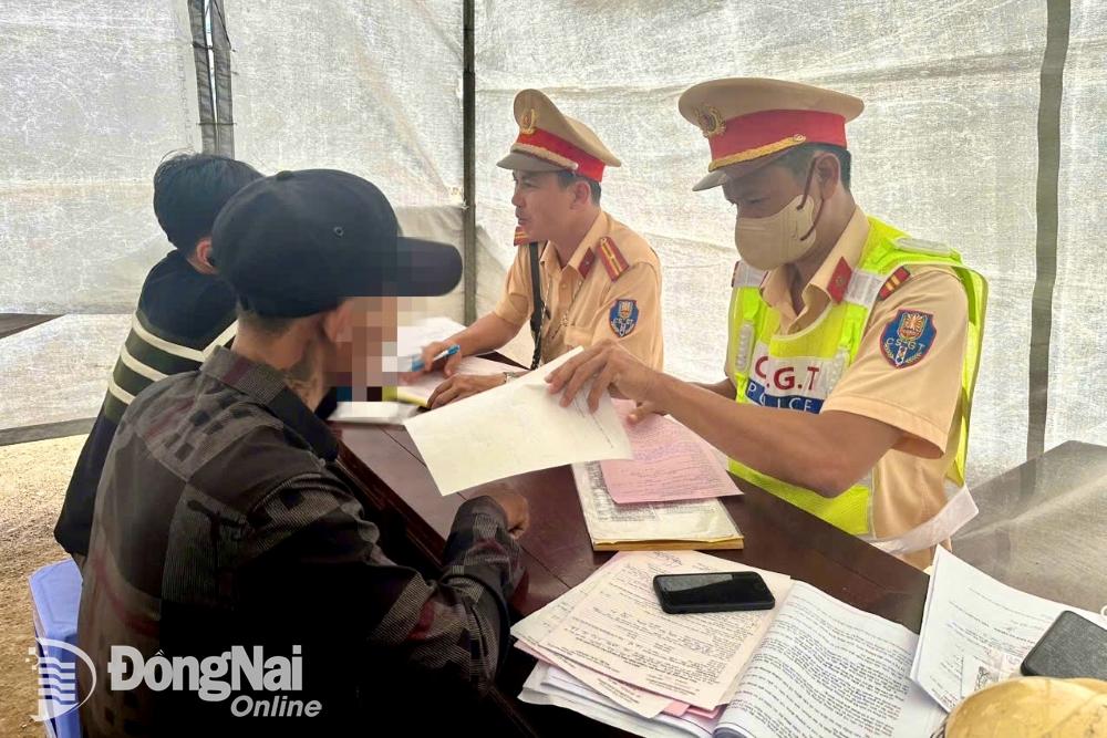 Trạm Cảnh sát giao thông Suối Tre (Phòng Cảnh sát giao thông Công an tỉnh) lập biên bản các tài xế vi phạm trên quốc lộ 1 (huyện Xuân Lộc). Ảnh: CTV