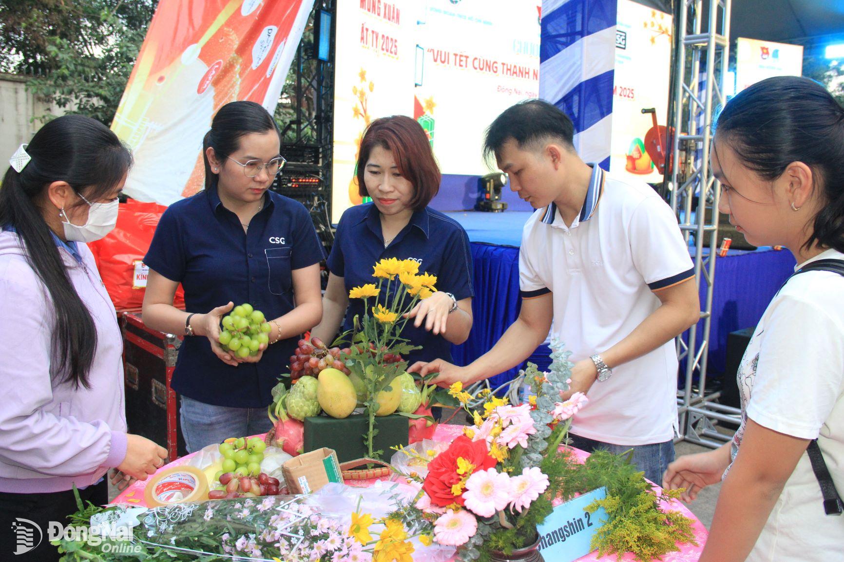 Các đội tham gia hội thi trang trí mâm ngũ quả. Ảnh: Nga Sơn