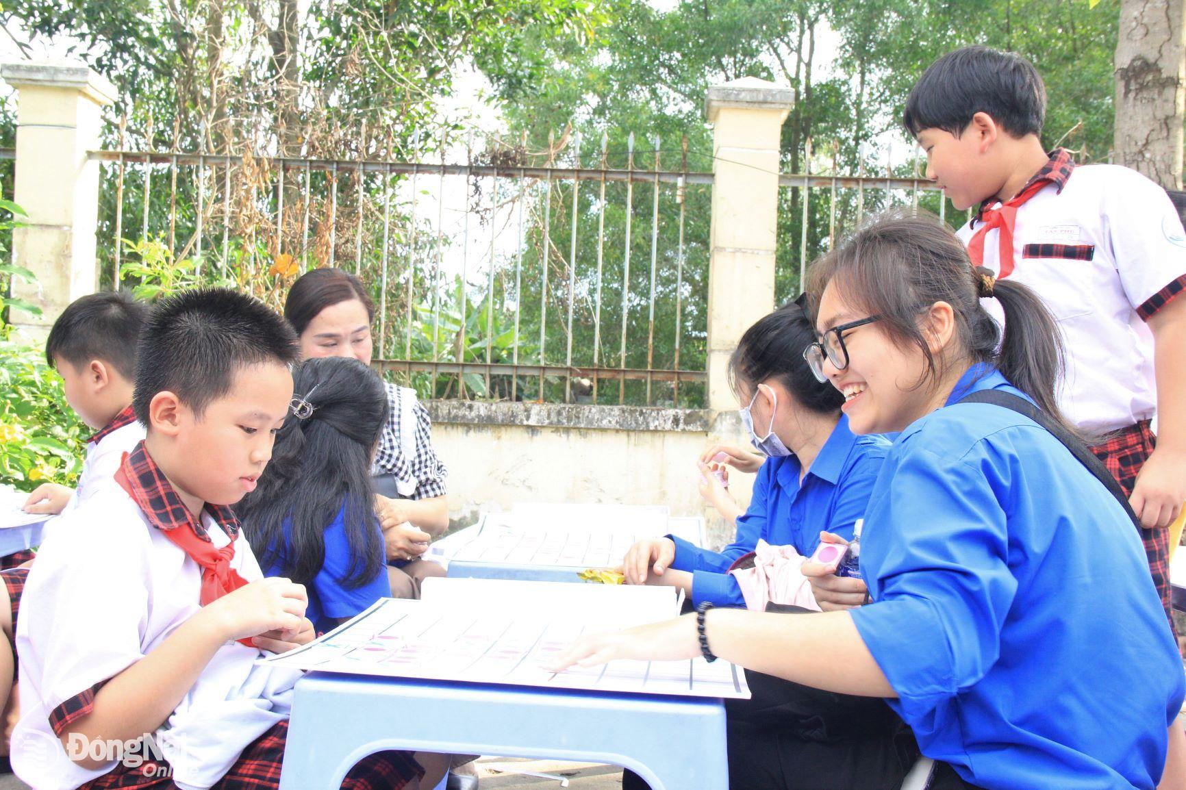 Học sinh là con em công nhân tại huyện Vĩnh Cửu tham gia trò chơi có thưởng cùng với đoàn viên, thanh niên. Ảnh: Nga Sơn