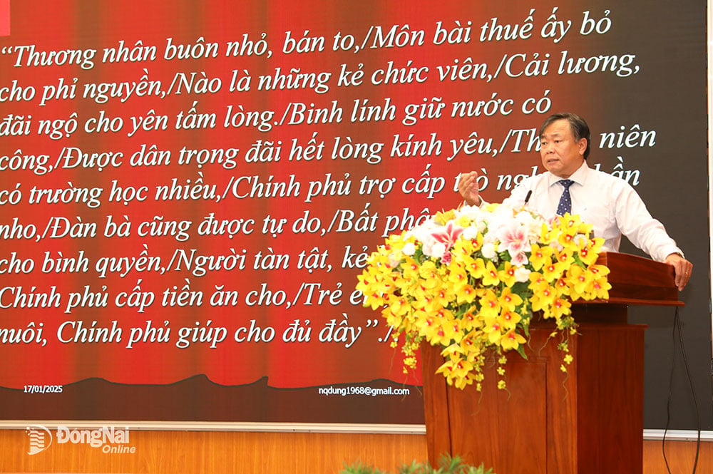 PGS-TS Nguyễn Quốc Dũng, Ủy viên Hội đồng Lý luận Trung ương, Giám đốc Học viện Chính trị khu vực II truyền đạt những nội dung cốt lõi, sâu sắc trong tư tưởng, đạo đức, phong cách Hồ Chí Minh tại hội nghị. Ảnh: Huy Anh
