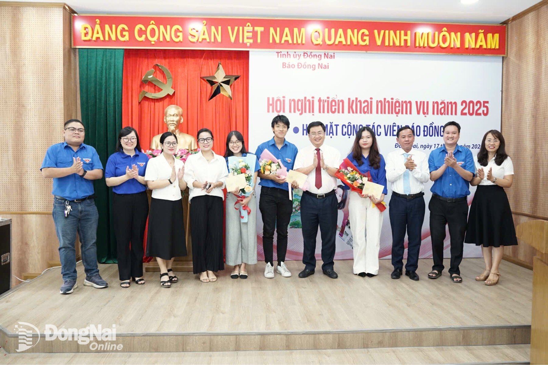 Ban biên tập, Chi ủy, lãnh đạo các phòng, ban chúc mừng các đoàn viên mới. Ảnh: Lê Duy