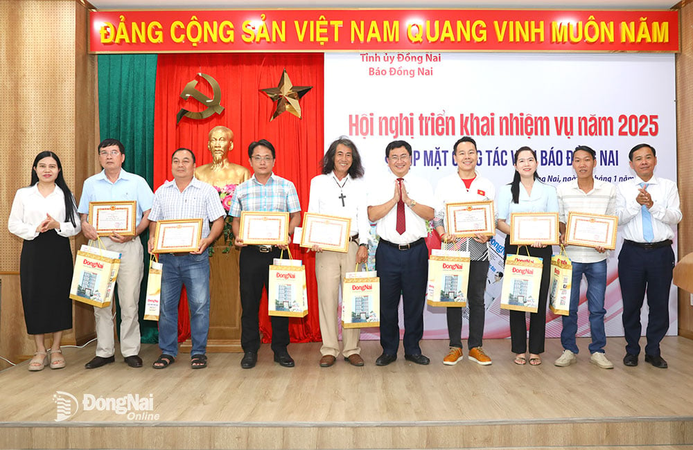 Ban biên tập Báo Đồng Nai khen thưởng các cộng tác viên. Ảnh: Huy Anh