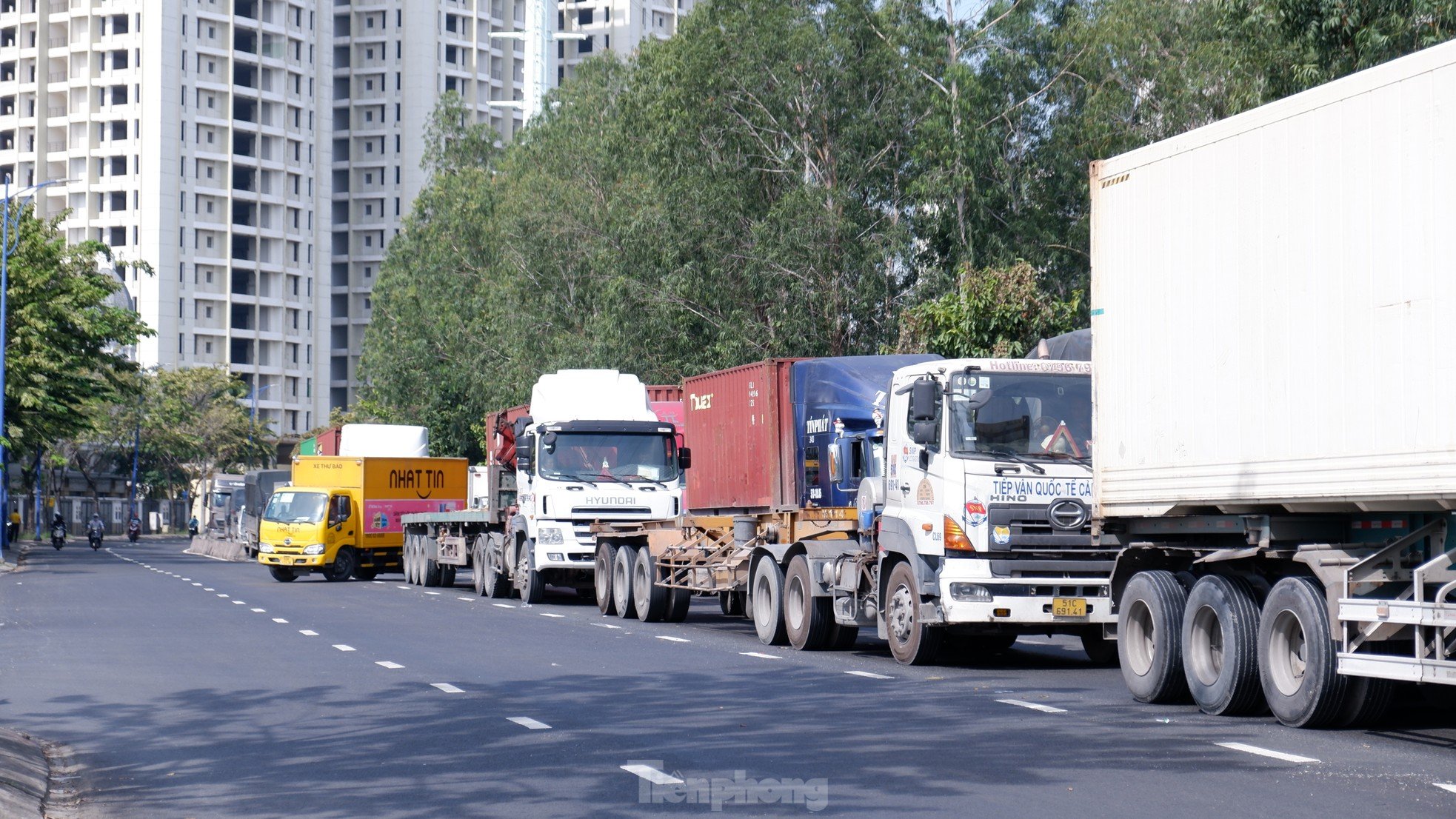 Dòng xe tải xếp hàng dài 'đứng bánh' trên đường vào cảng Cát Lái, TPHCM ảnh 5