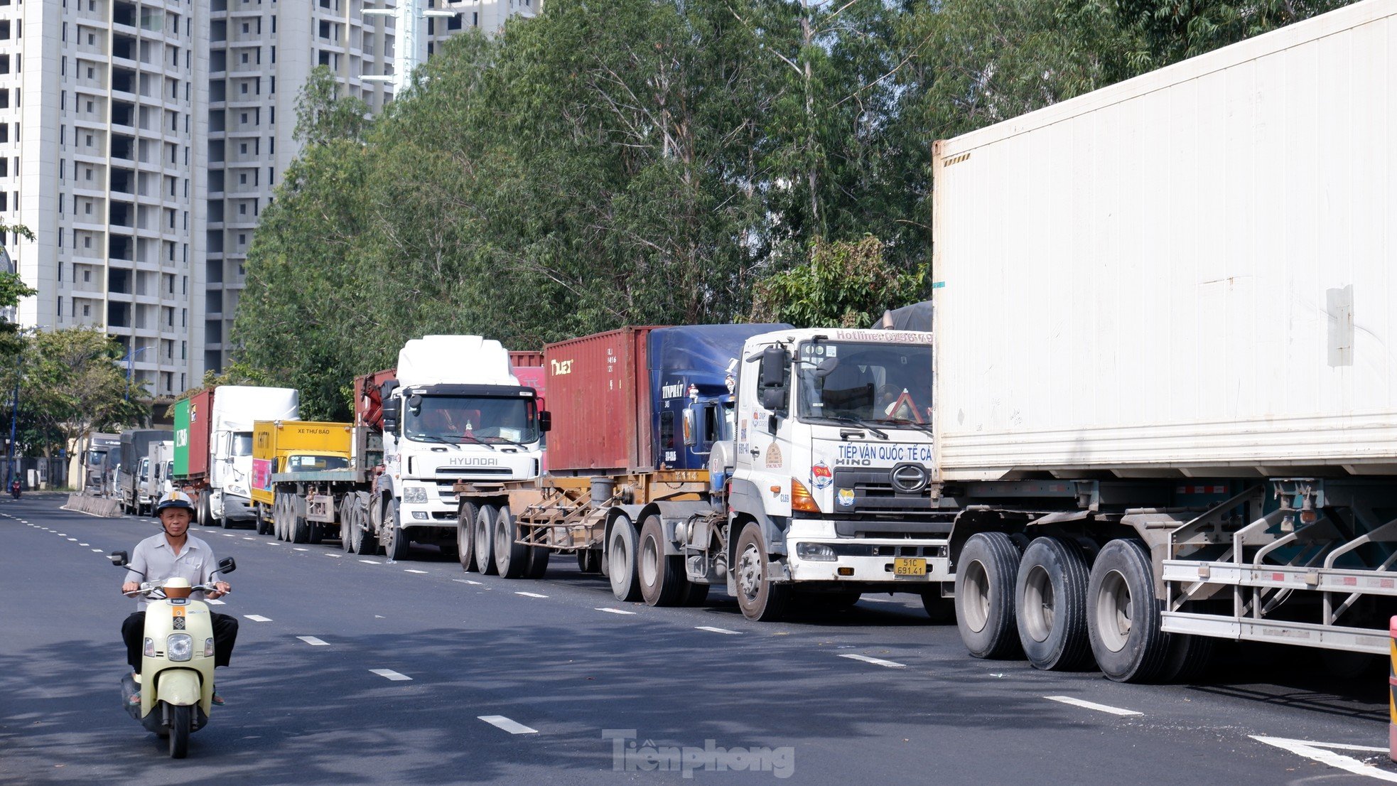 Dòng xe tải xếp hàng dài 'đứng bánh' trên đường vào cảng Cát Lái, TPHCM ảnh 9