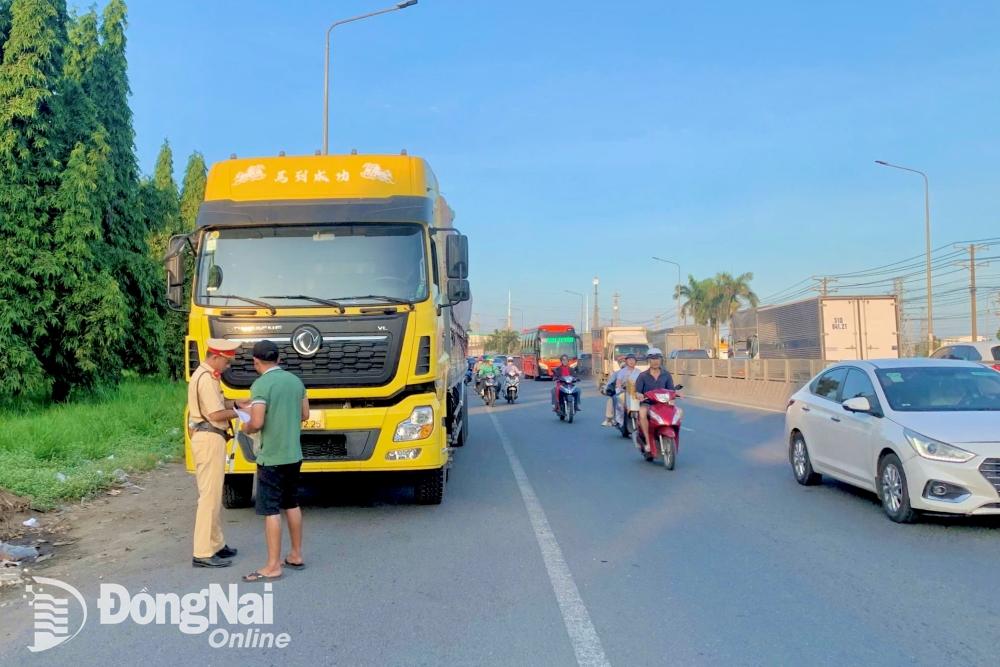 Lực lượng cảnh sát giao thông kiểm soát các phương tiện di chuyển trên quốc lộ 1 (thành phố Biên Hòa). Ảnh: CTV